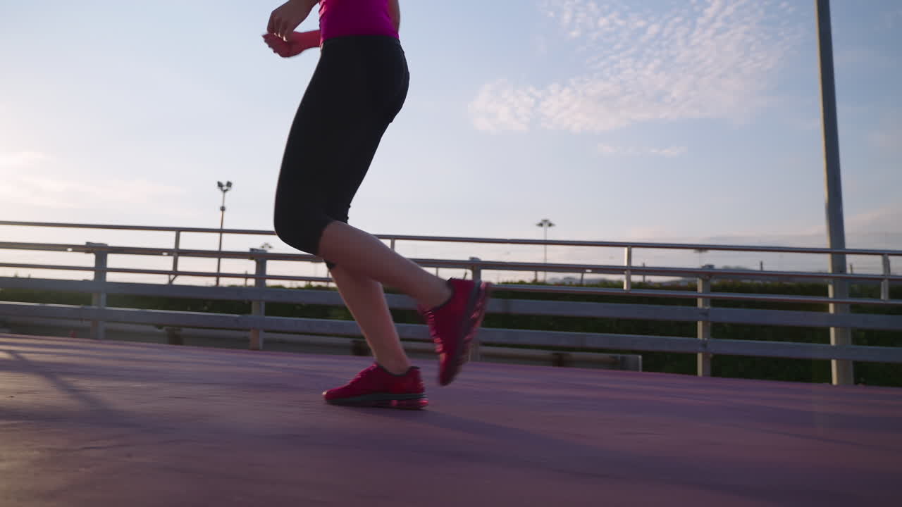 mujer corriendo al aire libre