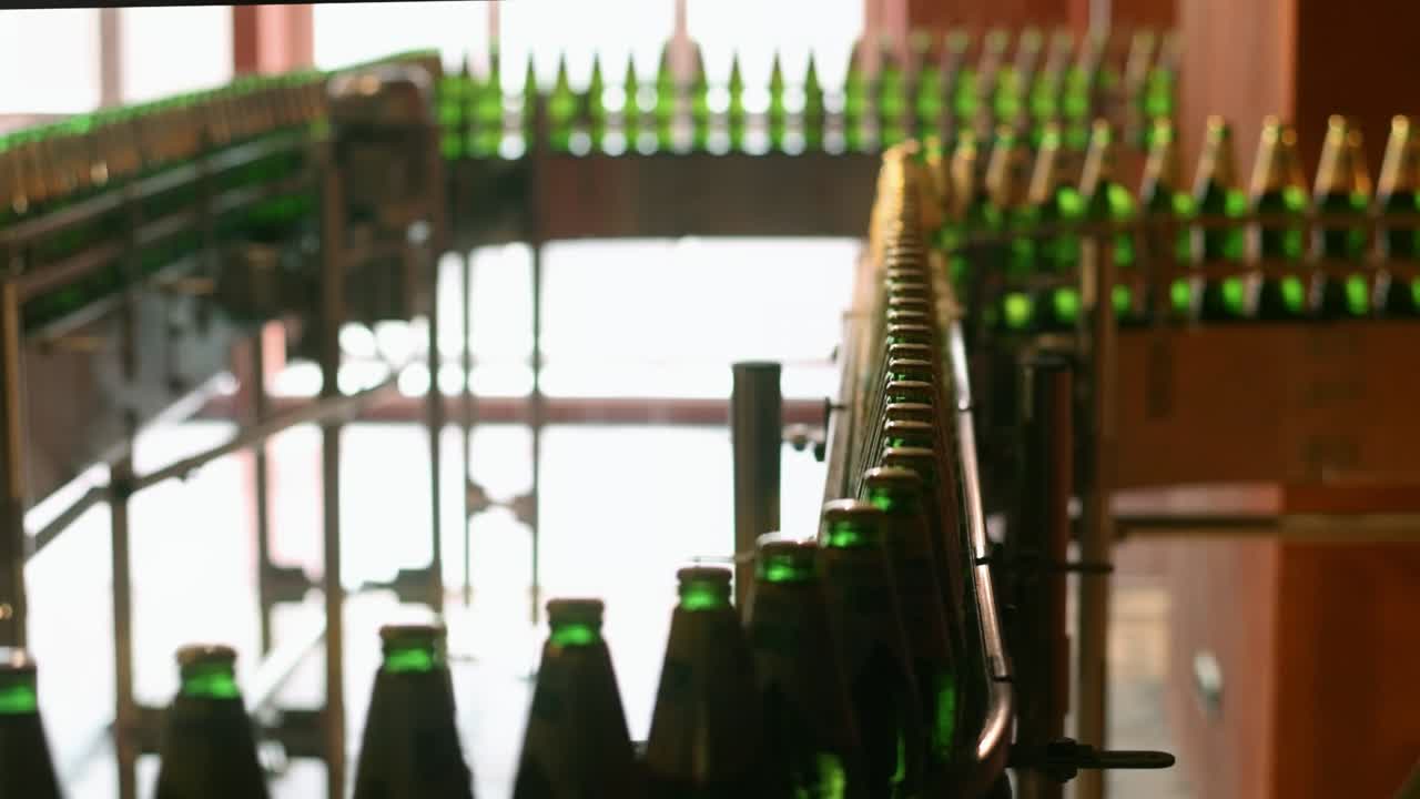 botellas de cerveza en la línea de producción en la fábrica de cerveza. botellas en la cinta transportadora