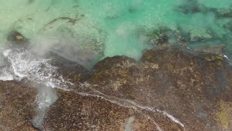 Vista-De-Pájaro-De-La-Plataforma-Del-Arrecife-Costero-Y-Las-Olas