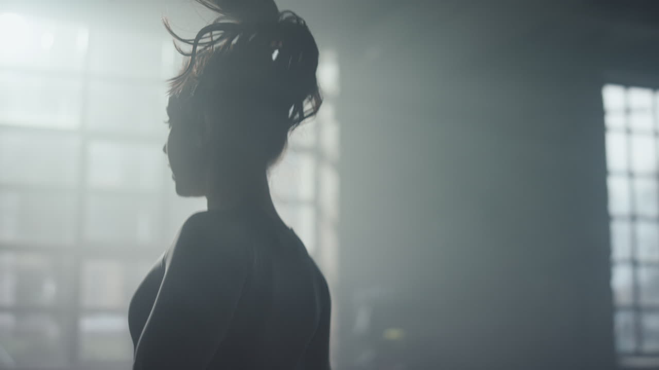 deportista haciendo ejercicios de cardio con cuerda de saltar. chica saltando en cuerda de saltar