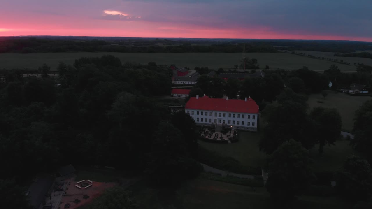 공중: 해가 뜨는 아름다운 저택에서  아웃
