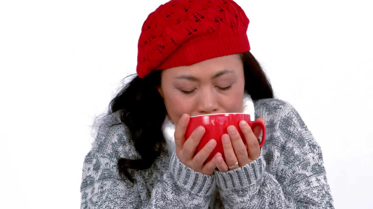 따뜻한 음료를 마시는 예쁜 여자