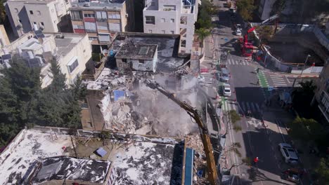 destrucción de edificios por equipo pesado en la calle david bloch, tel aviv, israel