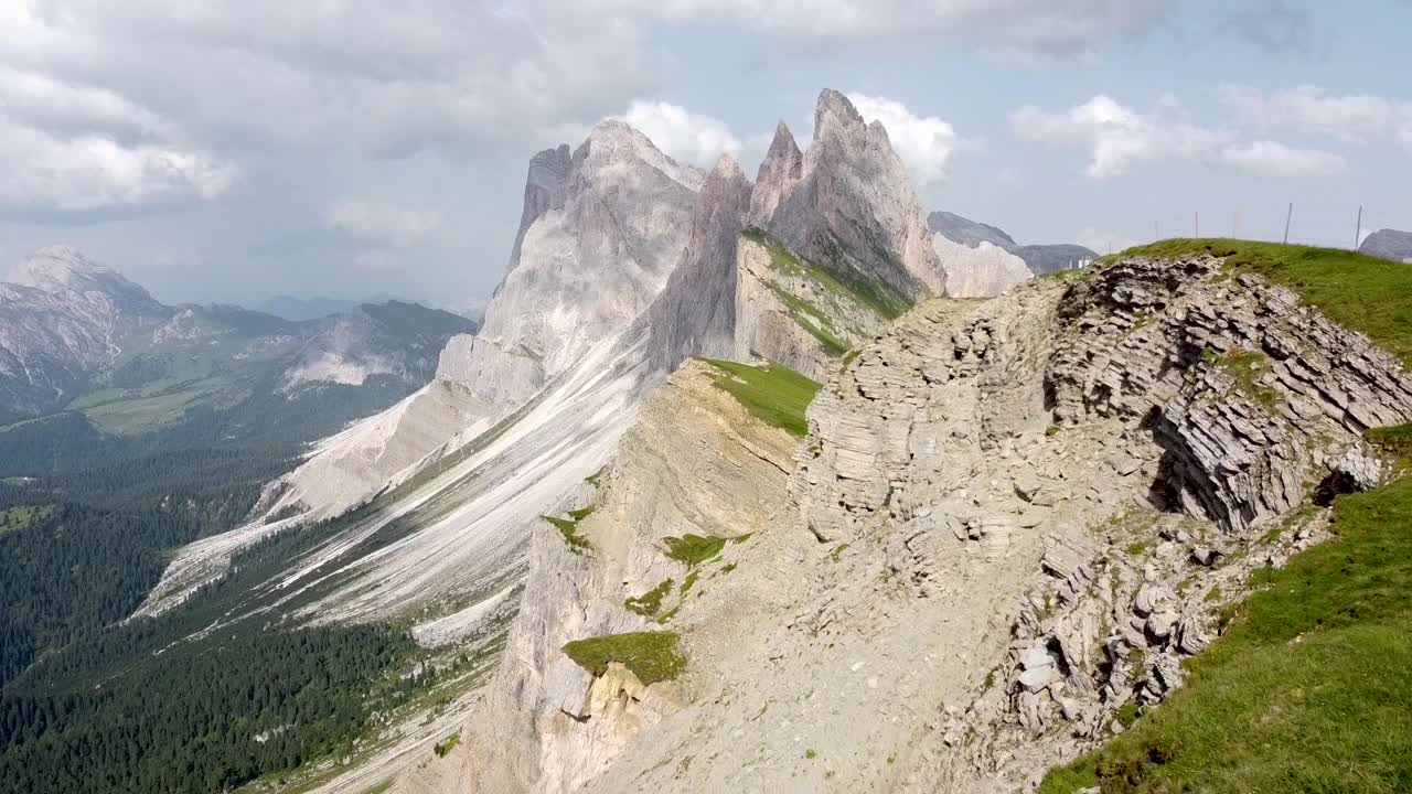 laderas empinadas de dolomitas en italia con persona caminando en la parte superior, vista aérea