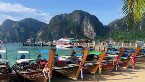 barcos de cola larga en el puerto de phi phi don - el lugar más cercano para el viaje diario a la bahía de maya y otras islas