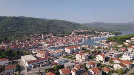 Establecimiento-De-Una-Vista-Aérea-Del-Paisaje-Urbano-De-La-Ciudad-De-Stari-Grad-Dalmacia-En-Croacia