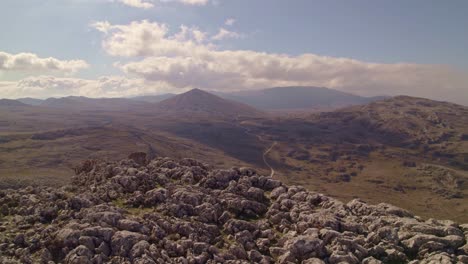 Desierto-Rocoso-Y-Camino-Al-Horizonte