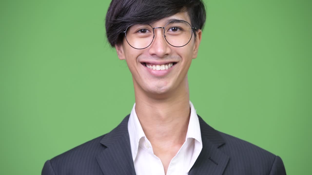 젊은 행복한 아시아 사업가 미소