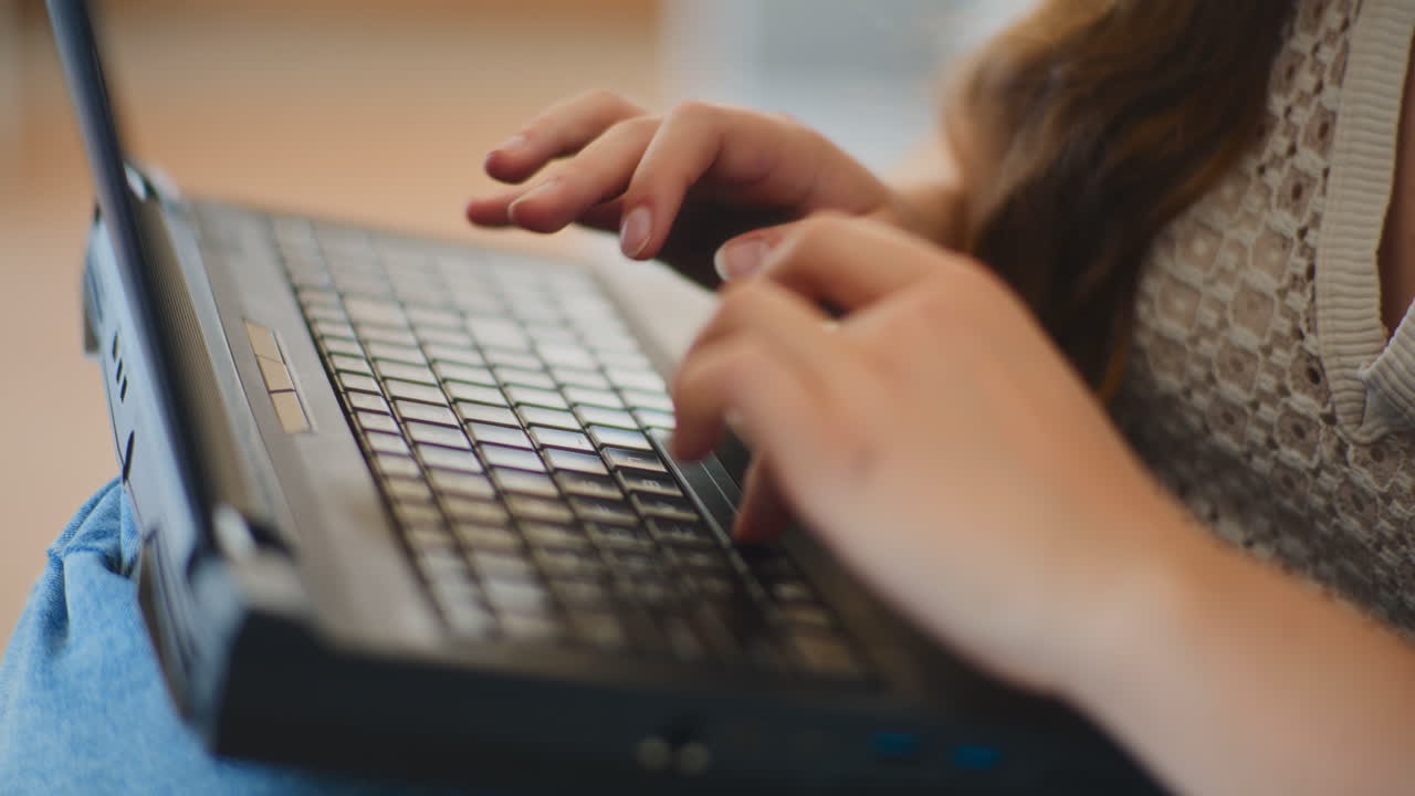 mujer escribiendo en la computadora portátil de cerca