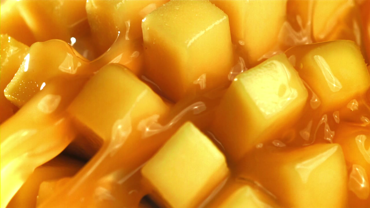 Kubus Mangga Manis Disiram Sirup Emas dalam Gerak Lambat