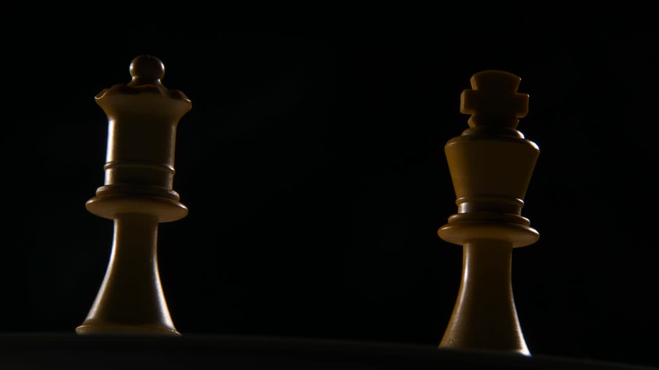 una pieza de ajedrez blanca de rey y reina