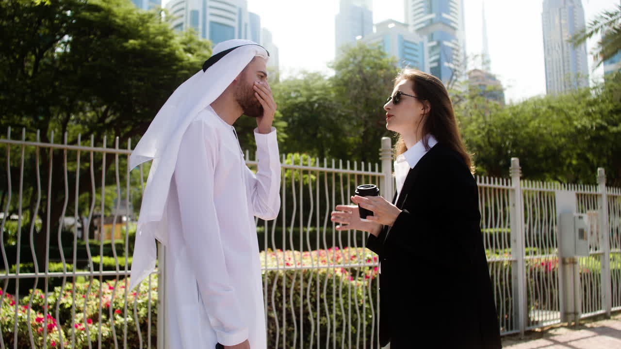 두 사람이 사업에 대해 이야기하고 있습니다.