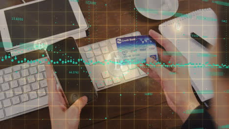 procesamiento de datos financieros a través del símbolo de bitcoin contra la persona que posee un teléfono inteligente y una tarjeta de crédito