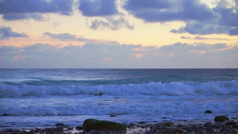 olas del mar cerca de la costa