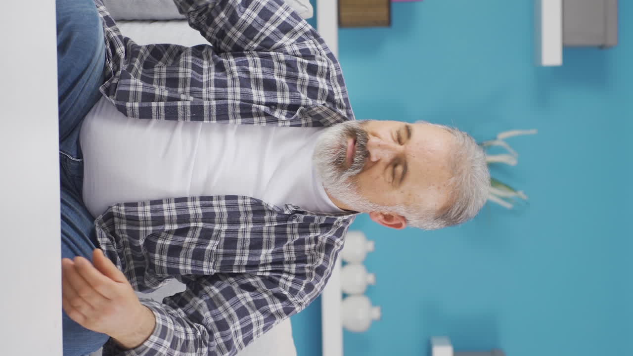Vertikal video av frustrert gammel mann som blir sint.