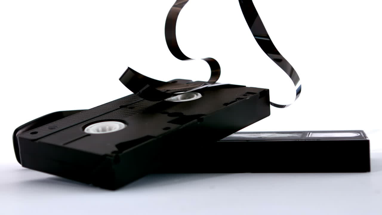 바탕에 떨어지는 깨진 비디오 테이프