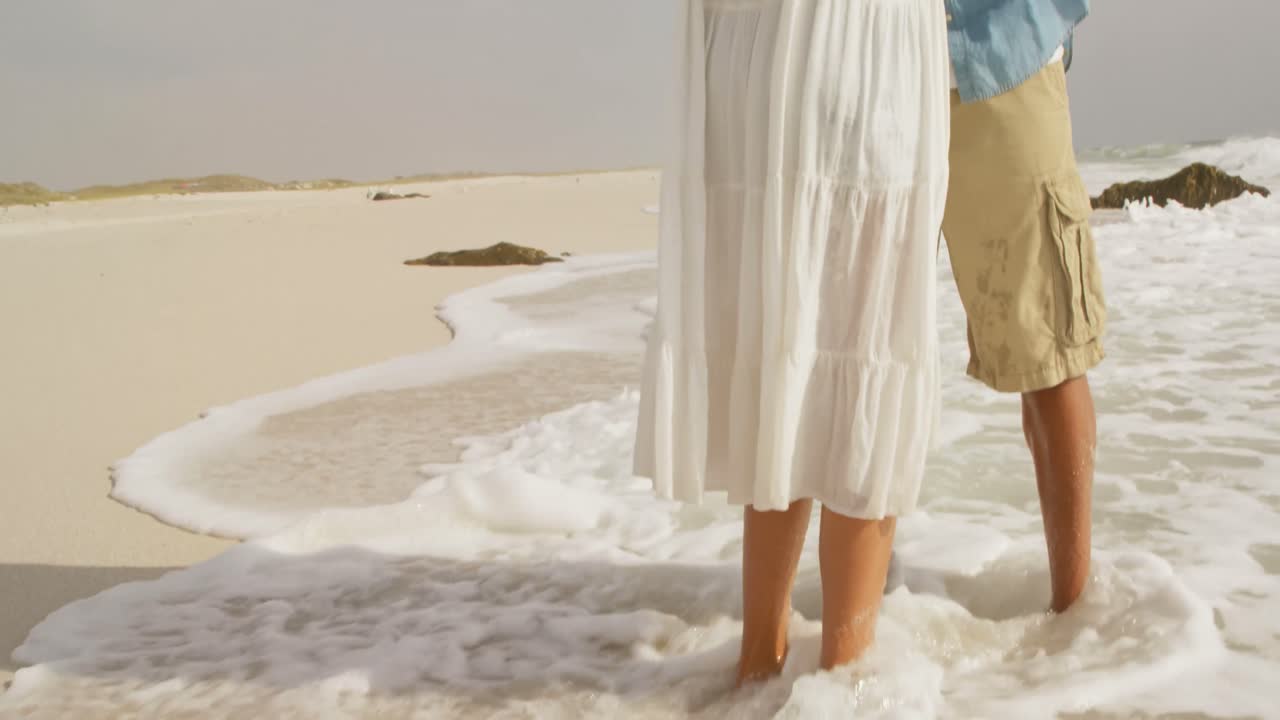 해변에서 서로 포옹하는 아프리카계 미국인 커플 4k