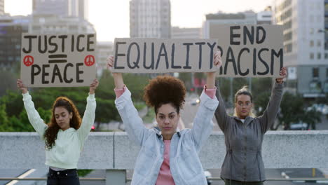 Foto-De-Tres-Mujeres-Jóvenes-Protestando-Afuera