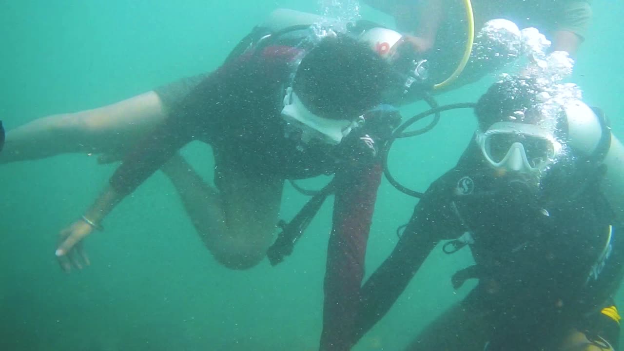 인도에서 스쿠버 다이빙의 첫 경험을 즐기는 친구들 스톡 비디오