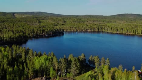 Vista-Aérea-Del-Lago-Y-El-Bosque-En-Busjön-Äppelbo,-Dalarna-En-Suecia---Disparo-De-Drones