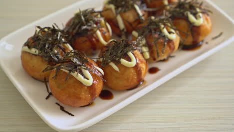 albóndigas de bola takoyaki o bolas de pulpo - estilo de comida japonesa