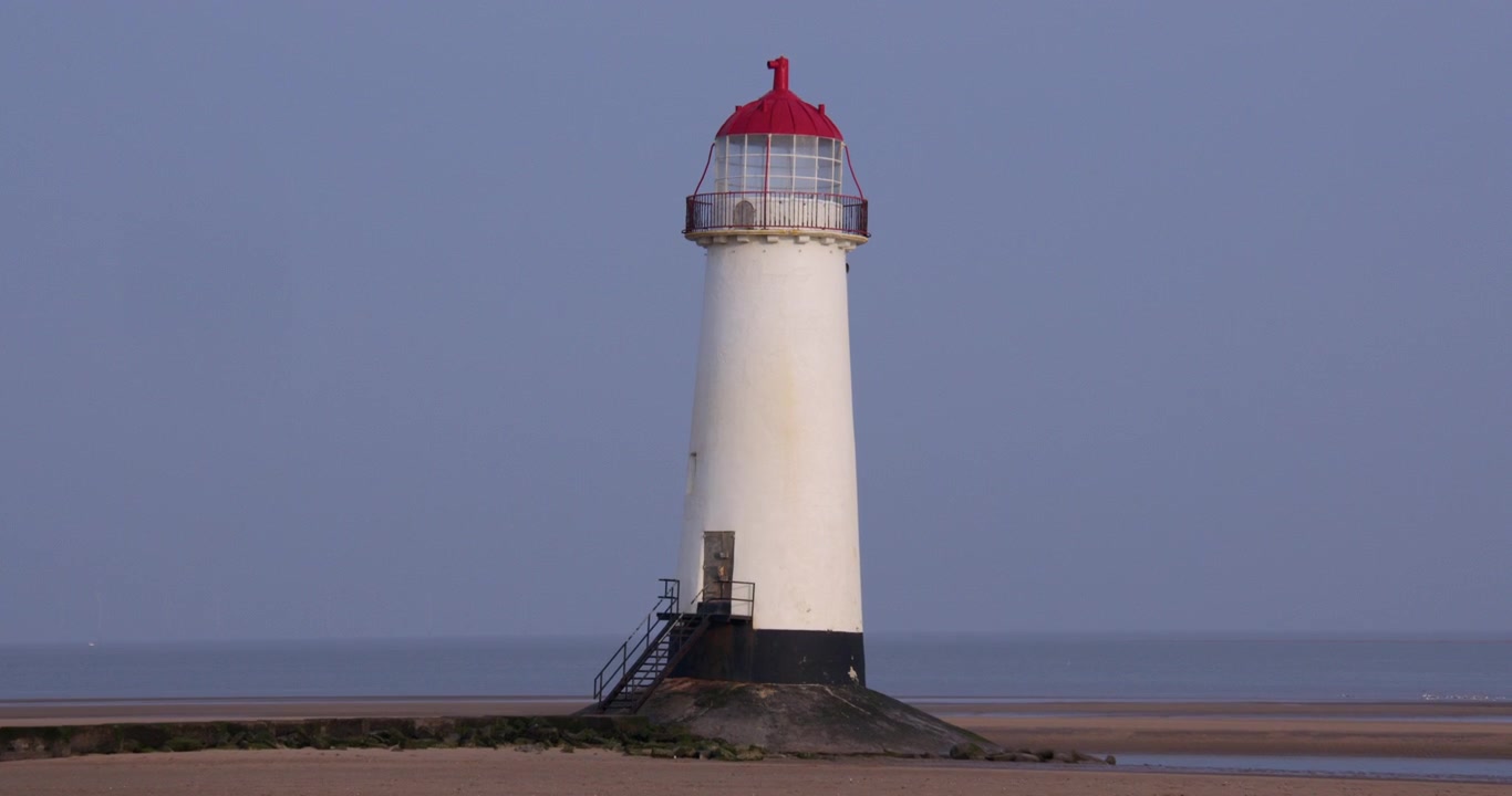 Ripresa zoom grandangolare del faro di Point of Ayr durante la bassa marea, a Talacre