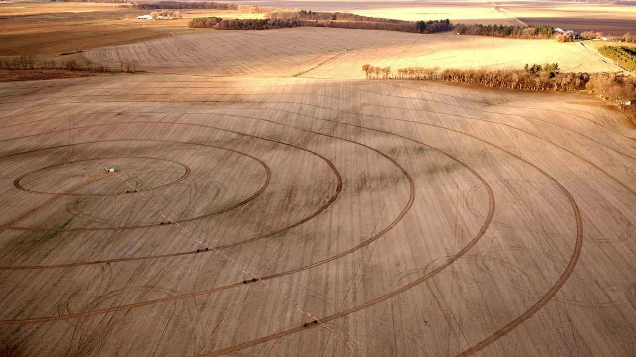 Riprese drone che mostrano l'agricoltura rurale dell'Illinois vicino a Peoria.