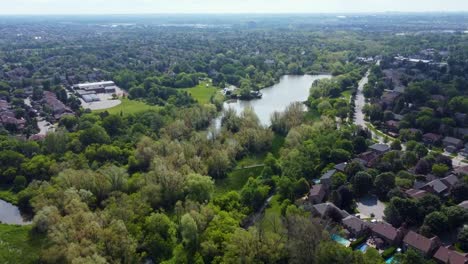 Vista-Aérea-Del-Espacio-Verde-Que-Rodea-Un-Barrio-De-Markham