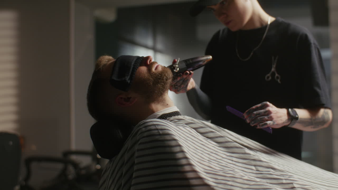 Uomo che si fa Tagliare i Capelli e Rifinire la Barba in Barberia