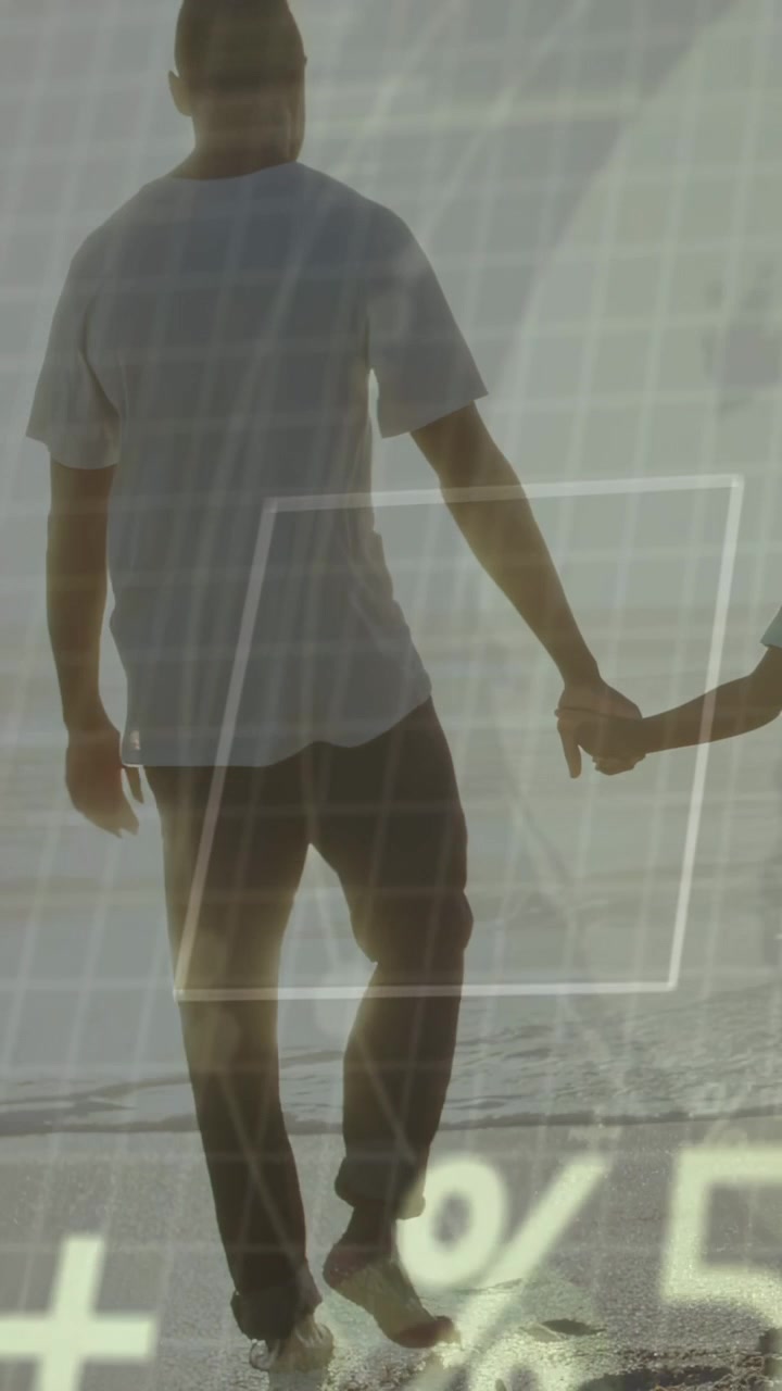 Video verticale: Genitore e figlio che camminano sulla riva, facendo crescere un pannello di analisi tecnologica e grafici HUD.
