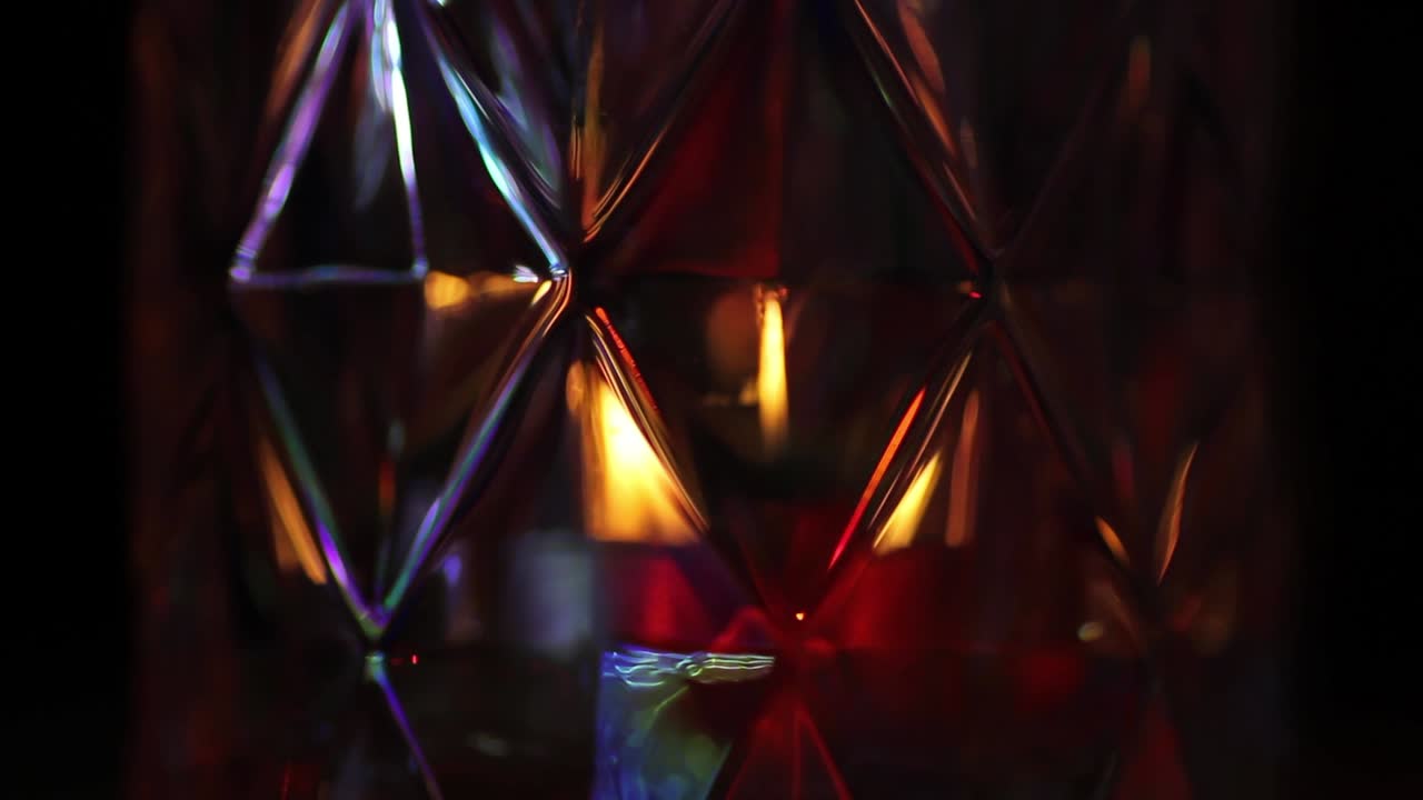 reflejando la luz de color en el vidrio