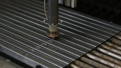máquina láser industrial moderna con cnc, tecnología de corte de metal. corte láser de tubos de acero en una fábrica moderna. láser corta agujeros en el tubo.