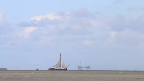 Velero-En-Marcha-En-El-Mar-De-Wadden-Cerca