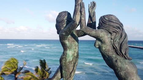 Close-up-to-the-Portal-Maya-monument-in-Playa-del-Carmen-in-the-Mayan-Riviera,-México