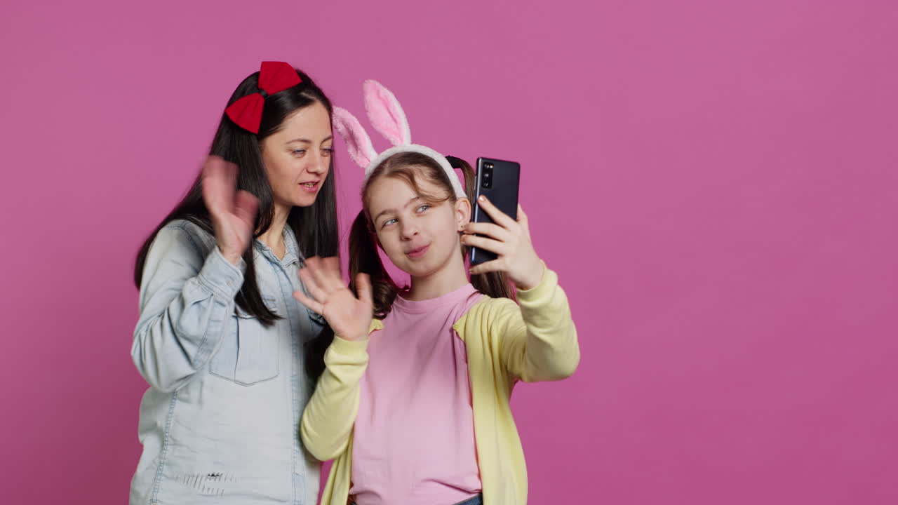niña escolar y su madre hablando en videocall en una reunión en el estudio