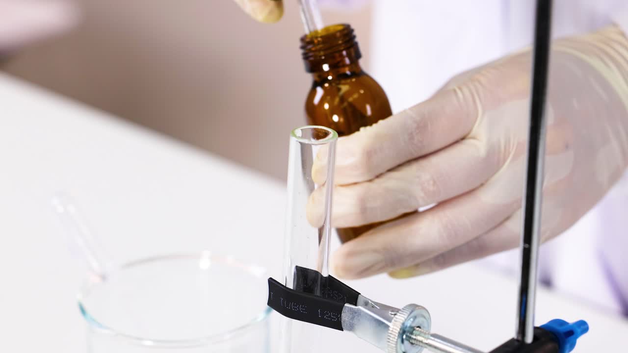 mezcla de soluciones de nitrato de plomo y yoduro de potasio