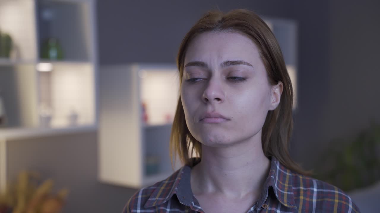 плачь. женщина несчастна и плачет внутри дома.