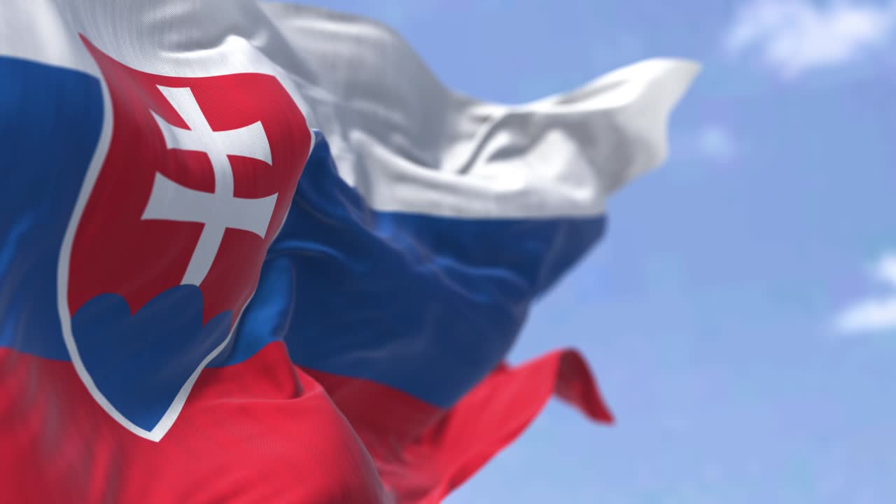 деталь национального флага словакии, развевающегося на ветру в ясный день