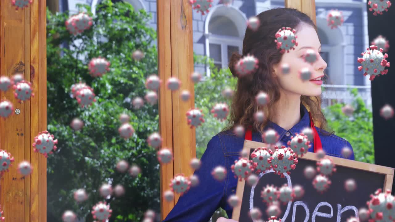 마크로 코로나19 세포의 애니메이션이 행복한 백인 여성 요리사가 열린 표지를 들고 떠다니고 있습니다.