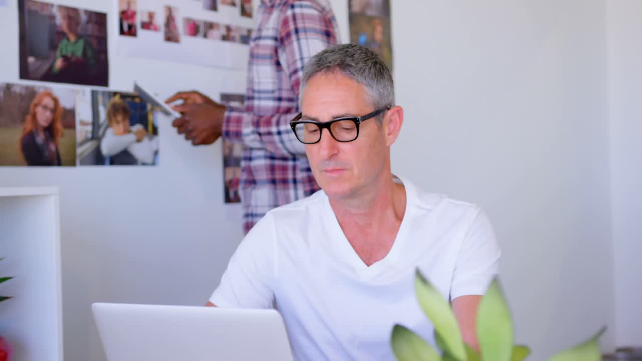 ejecutivo masculino caucásico maduro usando computadora portátil en una oficina moderna 4k