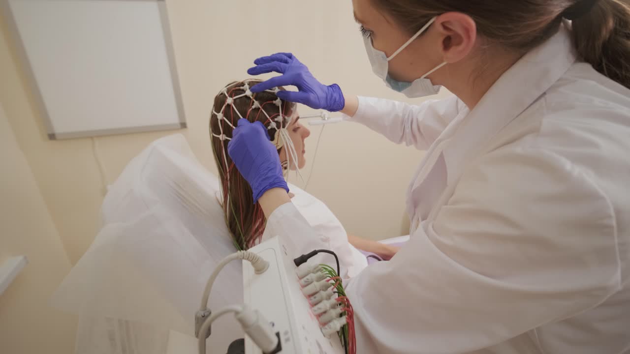 pruebas cerebrales del paciente utilizando la encefalografía en el centro médico