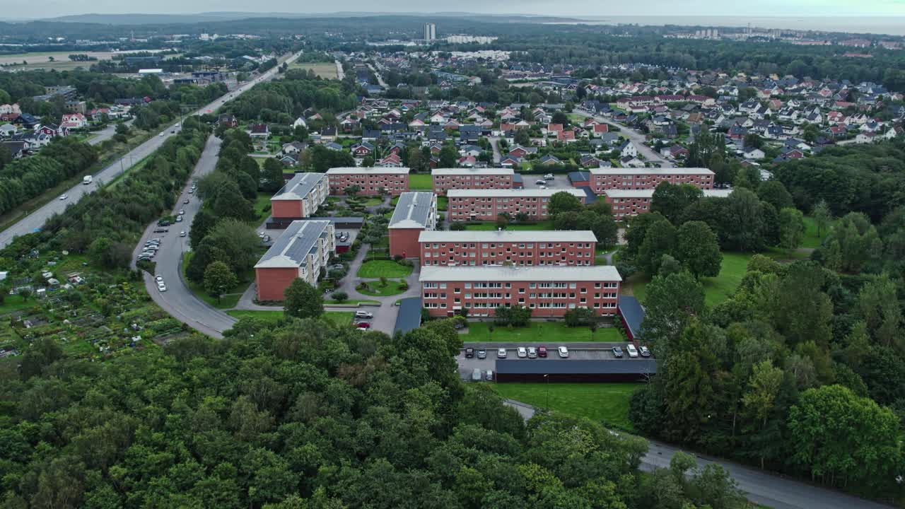 Falkenberg, İsveç'teki 1950'li yıllara ait tuğla apartmanların havadan görünümü.