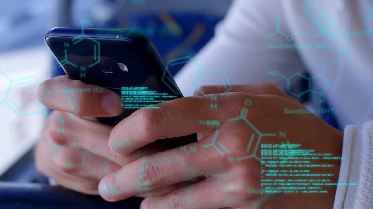 Mãos masculinas digitando na tela do celular, com código rolando, moléculas em zoom e revisão de dados de TI