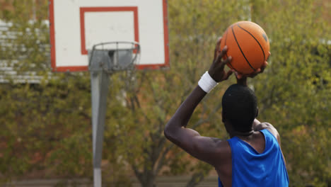 Basketballspieler-Schießt-Einen-Elfmeter