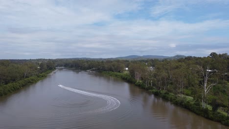 Barco-En-Un-Río-Haciendo-Au-Turn