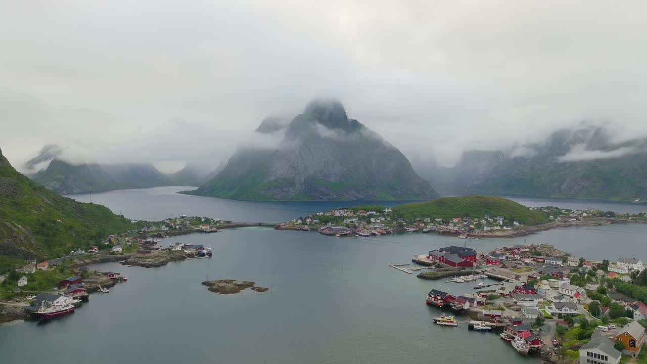 Norjalaisen kalastajakylän asutus Reinessä, Nordlandin läänissä, Norjassa