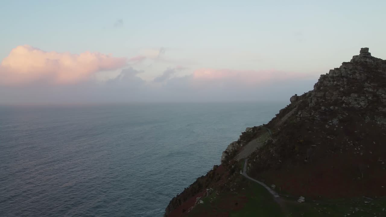 golden hour drone shot de cliff path y el mar en exmoor uk - imágenes aéreas 4k