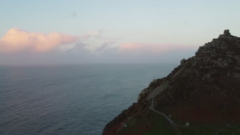 Tiro-De-Drone-De-La-Hora-Dorada-Del-Camino-Del-Acantilado-Y-El-Mar-En-Exmoor-Uk---Imágenes-Aéreas-4k