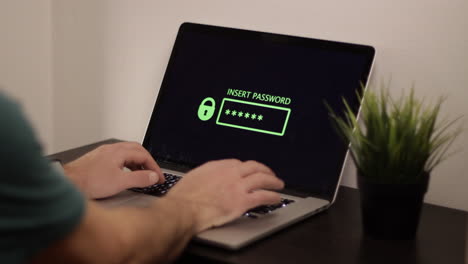 hombre en laptop, seguridad en internet