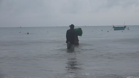 Los-Peces-Costeros,-También-Llamados-Peces-De-Bajura-O-Peces-Neríticos,-Habitan-El-Mar-Entre-La-Línea-De-Costa-Y-El-Borde-De-La-Plataforma-Continental.